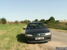 Подвёз на машине пожилую блондинку и отодрал раком на обочине