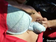 Подвёз на машине пожилую блондинку и отодрал раком на обочине