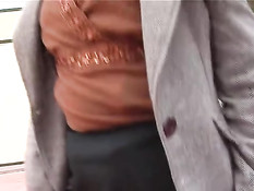 Пожилая латинская дама прыгает на большом члене чёрного парня