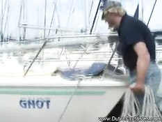 Зрелая голландская блондинка с пирсингом в киске ебётся на яхте