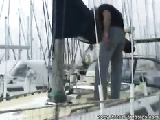 Зрелая голландская блондинка с пирсингом в киске ебётся на яхте