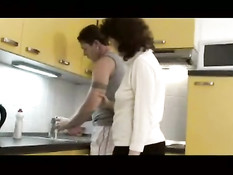 Парнишка оттрахал на диване дамочку с сильно волосатой пиздой