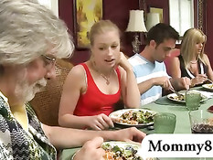 Парнишка ебёт сисястую мамочку Kristal Summers и юную Avril Hall