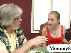 Парнишка ебёт сисястую мамочку Kristal Summers и юную Avril Hall