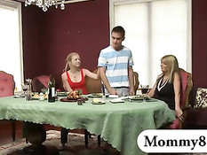 Парнишка ебёт сисястую мамочку Kristal Summers и юную Avril Hall