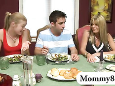 Парнишка ебёт сисястую мамочку Kristal Summers и юную Avril Hall