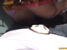 Блондинка показывает мужику свои сиськи и ебётся в подворотне