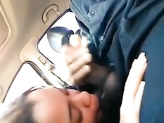 Водитель машины дрочит член, а мулаточка облизывает ему мошонку
