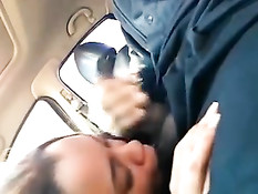 Водитель машины дрочит член, а мулаточка облизывает ему мошонку