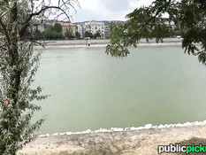 Девка показывает сиськи и отсасывает парню член на берегу канала