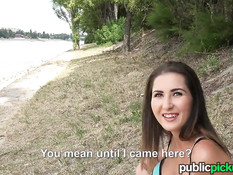 Девка показывает сиськи и отсасывает парню член на берегу канала