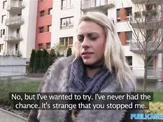 Славянская блондиночка идёт с парнем в парк и занимается сексом