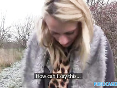 Славянская блондиночка идёт с парнем в парк и занимается сексом