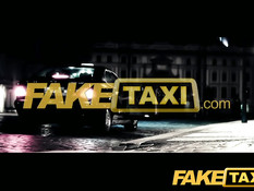 Смуглая девушка занимается сексом с водителем на заднем сиденье