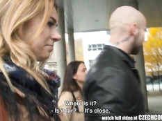 Двое парней ебут своих сексуальных подруг в примерочной кабинке