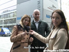 Двое парней ебут своих сексуальных подруг в примерочной кабинке