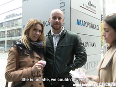 Двое парней ебут своих сексуальных подруг в примерочной кабинке