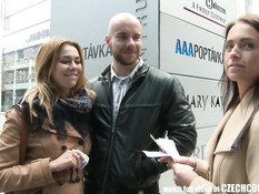 Двое парней ебут своих сексуальных подруг в примерочной кабинке