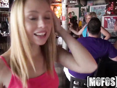 Молодая блондиночка Lucy Tyler показывает сиськи и киску в баре