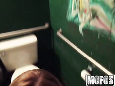 Молодая блондиночка Lucy Tyler показывает сиськи и киску в баре