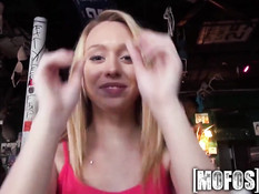 Молодая блондиночка Lucy Tyler показывает сиськи и киску в баре
