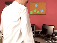 Кудрявая мулатка Misty Stone трахается в офисе с белым коллегой