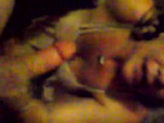 Брюнетка в лифчике отсасывает член в любительском порно клипе