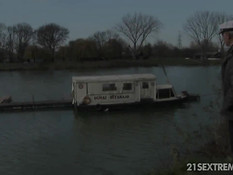 Сисястая молодая шалава сосёт хуй и ебётся с пожилым капитаном