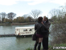 Сисястая молодая шалава сосёт хуй и ебётся с пожилым капитаном