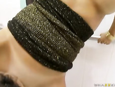 Возбуждённая азиатская девка Asa Akira ебётся с парнем в туалете