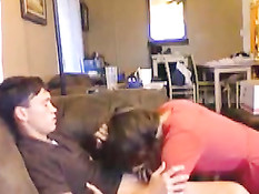 Девушка в красном платье отсасывает член парню в домашнем порно