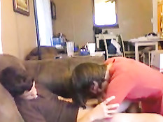 Девушка в красном платье отсасывает член парню в домашнем порно