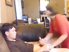 Девушка в красном платье отсасывает член парню в домашнем порно