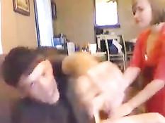 Девушка в красном платье отсасывает член парню в домашнем порно