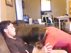 Девушка в красном платье отсасывает член парню в домашнем порно