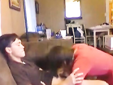 Девушка в красном платье отсасывает член парню в домашнем порно