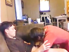 Девушка в красном платье отсасывает член парню в домашнем порно