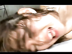 Парень сжимает клитор японской девки и трахает её в разных позах