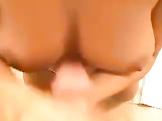 Обнажённая девушка отсасывает парню и получает сперму на лицо