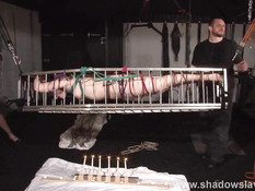 Пламя свечей обжигает голое тело связанной девки Caroline Pierce