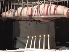 Пламя свечей обжигает голое тело связанной девки Caroline Pierce