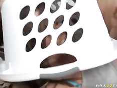 Мускулистый парень оттрахал на кровати сиськастую Rachel Roxxx