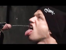 Гомосексуальные мужчины обоссали и оттрахали паренька в туалете