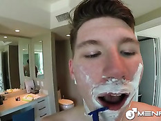 Голубой парень в маске отсасывает член приятелю и ебёт в задницу