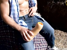 Коротко стриженный молодой деревенский гей мастурбирует в поле