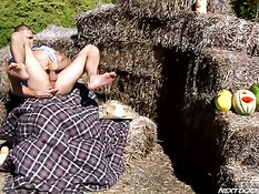 Коротко стриженный молодой деревенский гей мастурбирует в поле