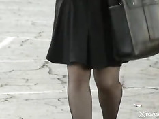 Горячая мамочка в очках Nina Hartley затрахала сразу двух парней