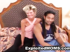 Смуглый парень оттрахал на кровати грудастую зрелую блондинку