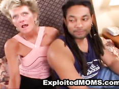 Смуглый парень оттрахал на кровати грудастую зрелую блондинку