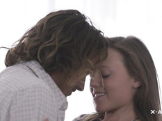 Романтичная девчонка Aubrey Star на кровати трахается с мужчиной